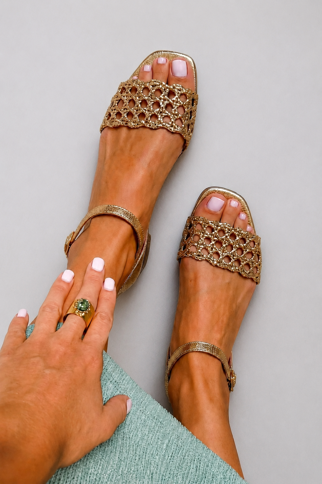 Ginebra | Sandalias doradas caladas